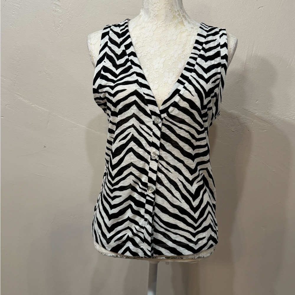New NWT Tahari Small V Neck Sleeveless Zebra Animal Print Top Button Up